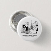 妻はテレビを隠す。ボタおもしろいンバッジ 缶バッジ (正面&裏面)