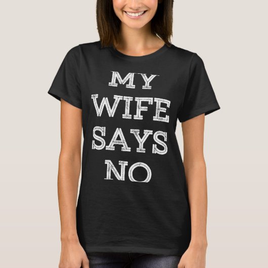 妻は夫婦結婚した夫Pがいないと Tシャツ (正面)