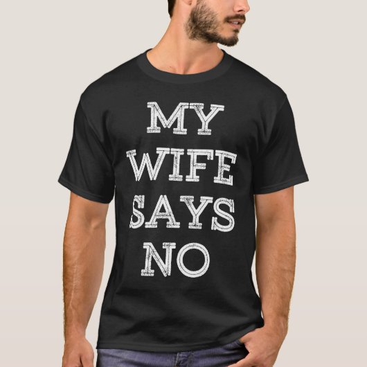 妻は夫婦結婚した夫Pがいないと Tシャツ (正面)