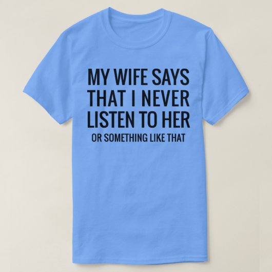 妻は私が決して引用文の贈り物を聞おもしろいしないと言う Tシャツ (デザイン正面)