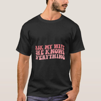 妻は頼夫も妻も何も知っている Tシャツ