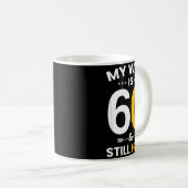妻は60歳でまだ熱い 面白い60歳の誕生日 1962年生まれ コーヒーマグカップ (正面右)
