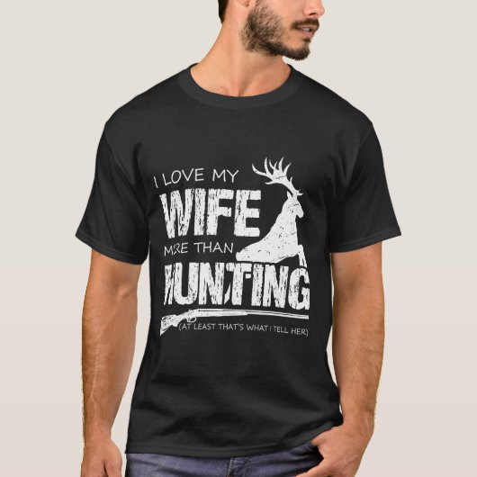 妻への愛が狩猟よりも強い Tシャツ (正面)