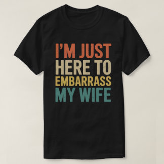 妻を恥ずかしめるためだけにここにいる 面白い夫 Tシャツ