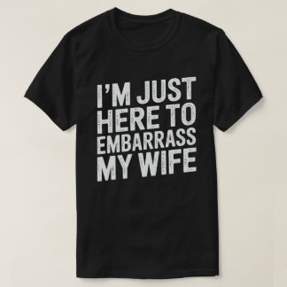妻を恥ずかしめるためにここにいるんだ 面白い夫 Tシャツ