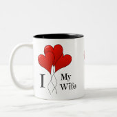 妻を愛する赤いハート風船の三色 ツートーンマグカップ (左)