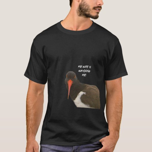 妻を監視する面白いTシャツ Tシャツ (正面)