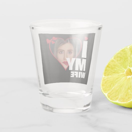 妻パーソナライズされたのハート写真が大好き ショットグラス (裏面)