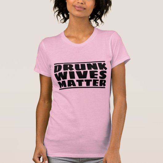 妻飲は妻おもしろいTシャツを大事にする Tシャツ (正面)