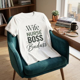 妻 ナース ボス バッドアス サーシスティック 太字 タイポグラフィ Tシャツ