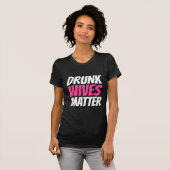 妻 – 妻飲MATTER Tおもしろいシャツ Tシャツ (正面フル)