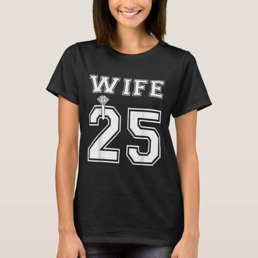 妻 2025 年 夫とのお見合い・婚約パーティー・新婚旅行 Tシャツ (正面)