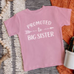 姉妹妊娠発表に昇進する ベビーTシャツ<br><div class="desc">ボホカスタムアローデザイン付きトレンディーフォントでパーソナライズされた「ビッグ・シスターに昇格」グラフィック付きモダンのプリント衣料。妊娠のお知らせ写真や新生児が到着した時の古い兄弟姉妹への贈り物に最適！デザインツールを使用して色を編集したり、独自の文字や写真を追加して、Tシャツのようなデザインカスタムを作成する。幅広いTシャツ、ベビー体スーツ、タンクトップとスウェットシャツのスタイル男性へ、女性、子供、幼児、ベビーから選択。家族のための他の一致するデザインを私たちの店をチェック。</div>