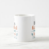 始まりから終わりまで忠実な神の真実 コーヒーマグカップ (中央)