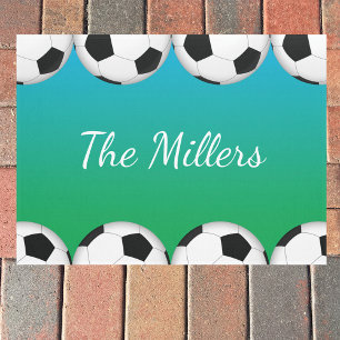 姓またはモノグラムとのサッカーボールのデザイン ドアマット