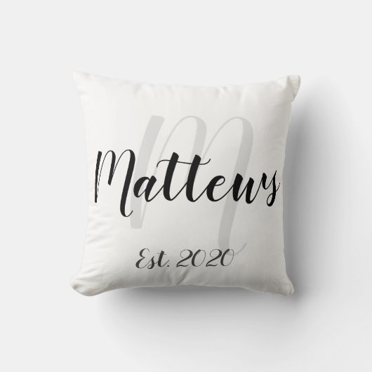 姓モノグラムとEst。日付 クッション (正面)