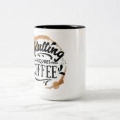 姦淫にはコーヒーが必要 – COFFEE LOVE ツートーンマグカップ (中央)