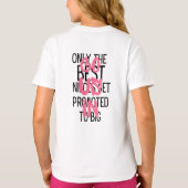 姪っ子だけ最高のが大従姉妹に昇進する Tシャツ (裏面)