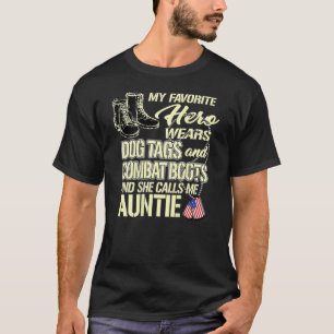 姪は犬のタグと戦闘用のブーツの腕を着誇りを持ったている Tシャツ