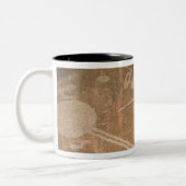 姿を描写する切り分けられた岩石彫刻 ツートーンマグカップ (左)