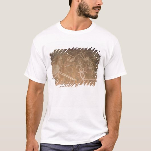 姿を描写する切り分けられた岩石彫刻 Tシャツ (正面)