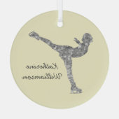 姿カスタムスケートで滑る氷スケートで滑る銀きらめく ガラスオーナメント (裏面)