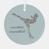 姿カスタムスケートで滑る氷スケートで滑る銀きらめく ガラスオーナメント (裏面)