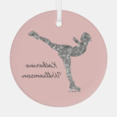 姿カスタムスケートで滑る氷スケートで滑る銀きらめく ガラスオーナメント (裏面)