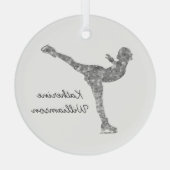 姿カスタムスケートで滑る氷スケートで滑る銀きらめく ガラスオーナメント (裏面)