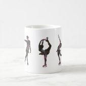 姿スケーター、ピンク、グレーパターン コーヒーマグカップ (中央)