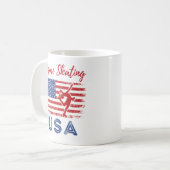 姿スケートで滑るアメリカ国旗のアイススケーター コーヒーマグカップ (正面左)