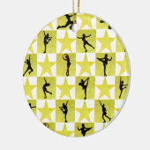 姿スケートで滑るクリスマスクイーン セラミックオーナメント (左)