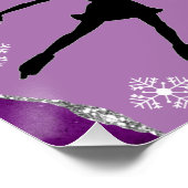 姿スケートで滑るスノーフレークパープルマーブルシルバーグラム ポスター (コーナー)