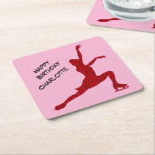 姿スケートで滑る誕生日ピンク/赤 スクエアペーパーコースター (アングル)