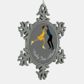 姿スケートで滑る スノーフレークピューターオーナメント (左)