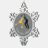 姿スケートで滑る スノーフレークピューターオーナメント (右)