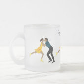 姿スケートで滑る フロストグラスマグカップ (左)