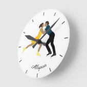 姿スケートで滑る ラウンド壁時計 (傾斜)