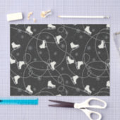 姿スケートスケートで滑るオンほぼ黒の灰色 薄葉紙 (クラフト)