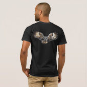 威厳あるフクロウの翼が広がる野生の自然ユニセックス Tシャツ (裏面フル)