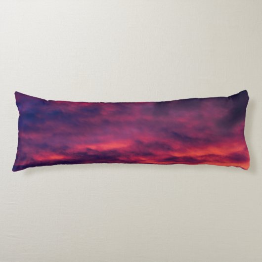 威厳がある赤 ボディピロー (正面)