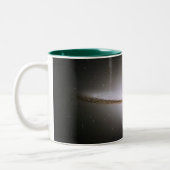 威厳のあるなソンブレロの銀河系(M104) ツートーンマグカップ (左)