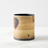 威厳のあるな熱気の気球 ツートーンマグカップ (中央)