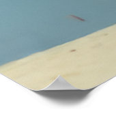 威厳のあるインディアンエルダー飛んでいるカイトオンビーチ ポスター (角)