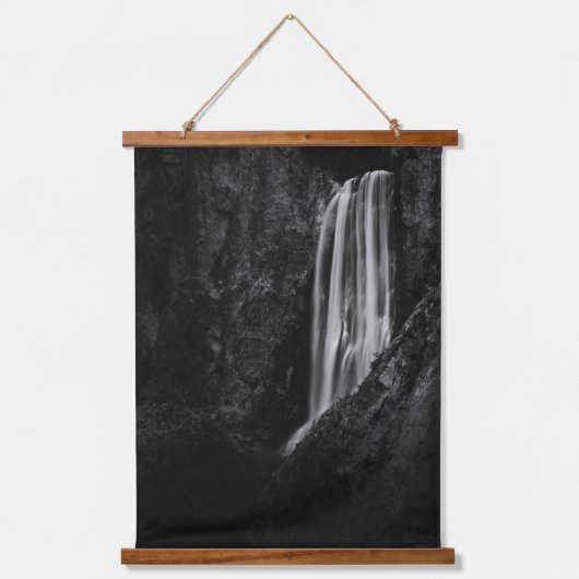 威厳のあるウォーターフォールBoka inスロベニア 吊り下げ型タペストリー (正面)