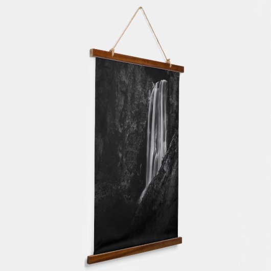 威厳のあるウォーターフォールBoka inスロベニア 吊り下げ型タペストリー (傾斜あり)