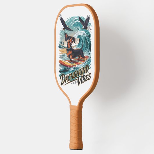 威厳のあるダシュント犬が波に乗るサーフィン ピックルボールラケット (左)