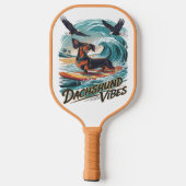 威厳のあるダシュント犬が波に乗るサーフィン ピックルボールラケット (裏面)