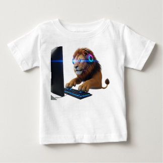 威厳のあるプロゲーマーのライオンがRGBヘッドセットを着用して単独でいる ベビーTシャツ