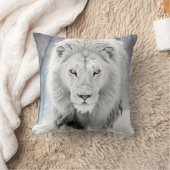 威厳のあるホワイトライオンインウィンターワンダーランドデザイン クッション (ブランケット)